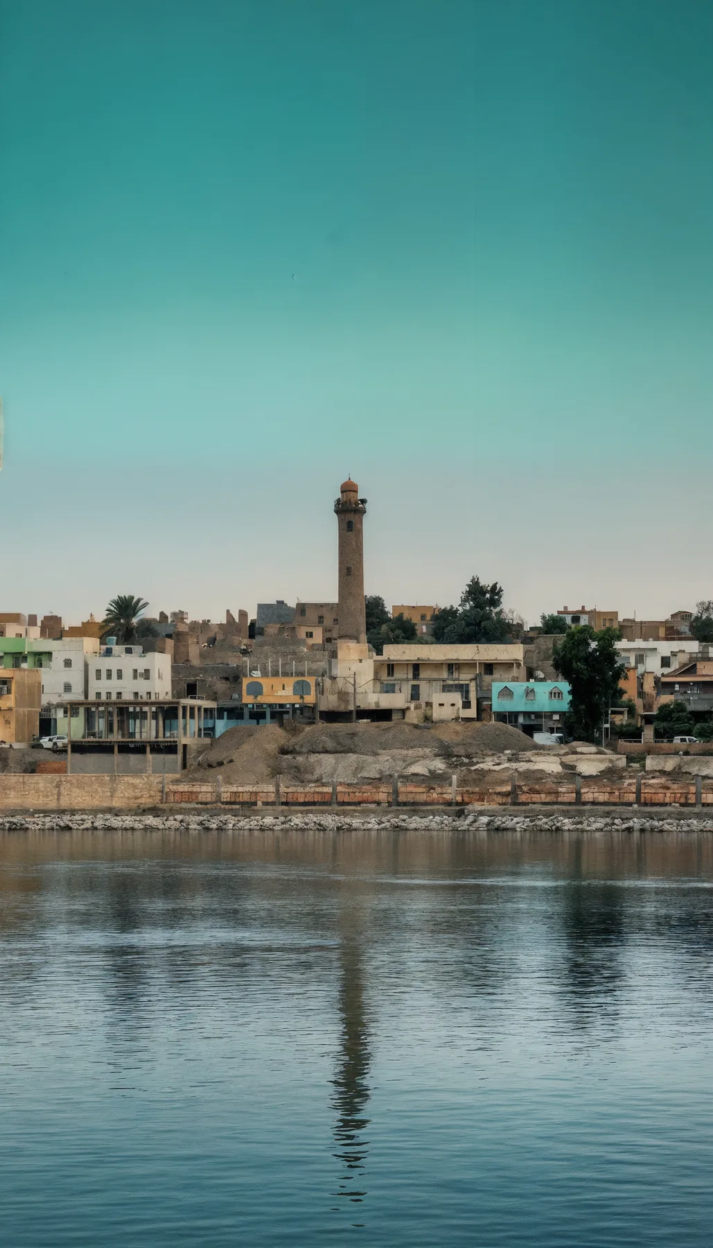 مئذنة تاريخية قرب النهر
